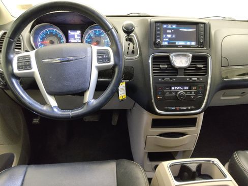 Used 2016 Chrysler Town & Country Touring FWD image 22
