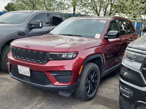 Certified 2025 Jeep Grand Cherokee Altitude image 3