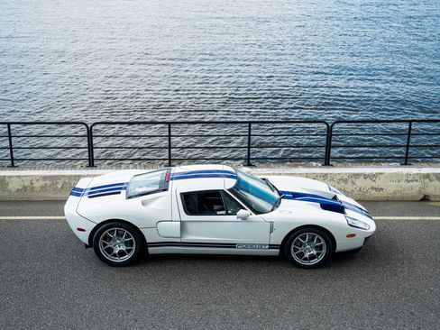 Used 2006 Ford GT RWD image 7
