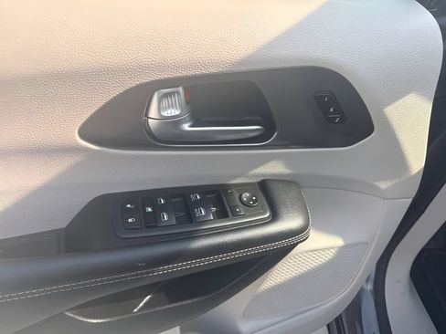 Used 2023 Chrysler Pacifica Touring-L FWD image 11