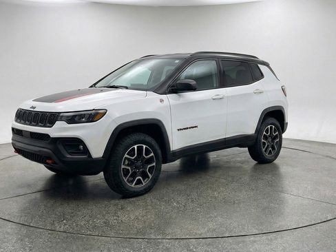 Used 2025 Jeep Compass Trailhawk AWD/4WD image 3