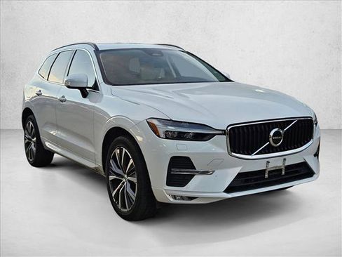 Used 2022 Volvo XC60 B5 Momentum w/ Climate Package image 3