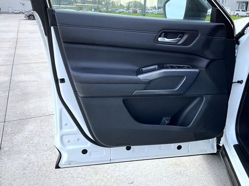 Used 2024 Nissan Pathfinder SL image 10