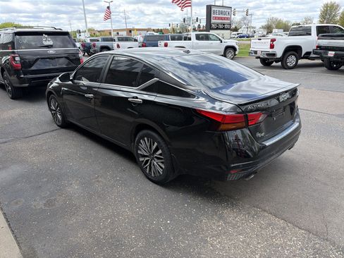 Used 2023 Nissan Altima 2.5 SV w/ SV Premium Package AWD/4WD image 3