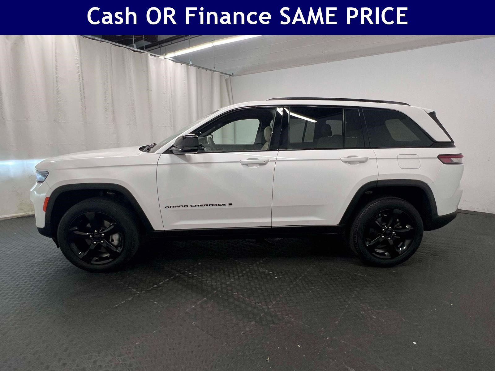 Used 2023 Jeep Grand Cherokee Limited w/ Black Appearance Package AWD/4WD image 9