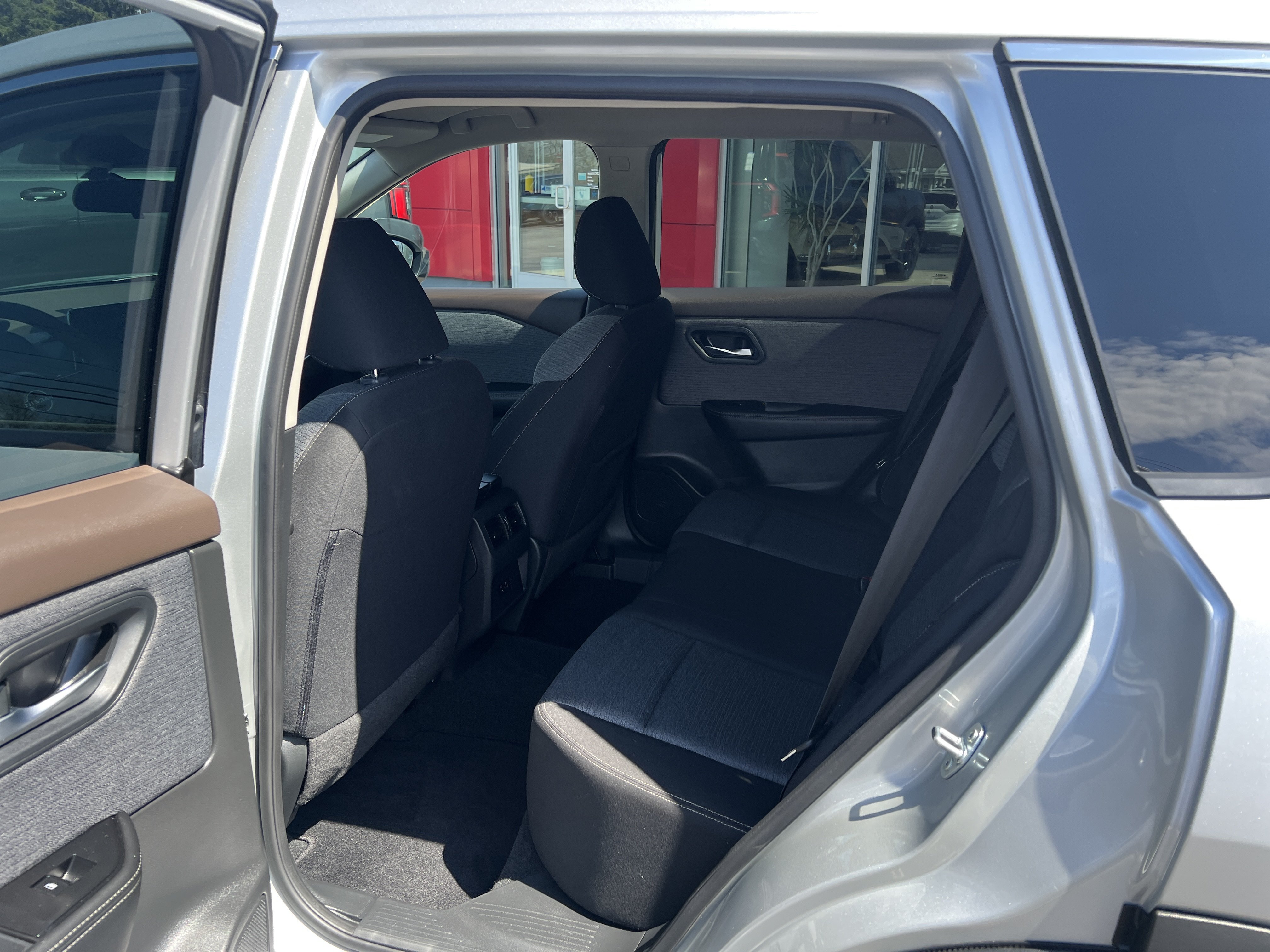 Used 2023 Nissan Rogue SV AWD/4WD image 6