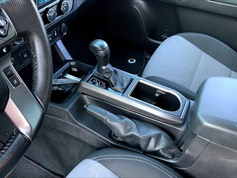 Used 2022 Toyota Tacoma TRD Off-Road image 15