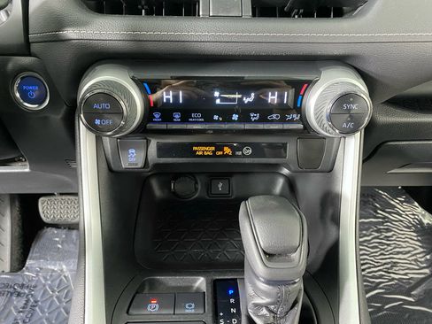 Used 2021 Toyota RAV4 XLE w/ Convenience Package image 5