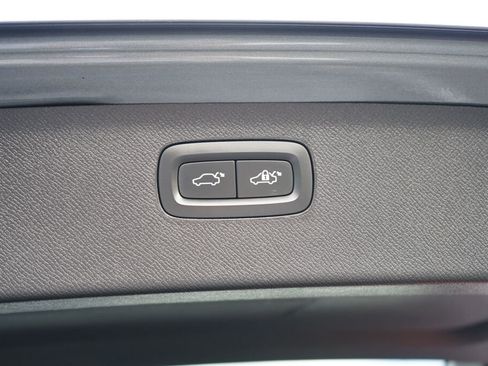 Used 2018 Volvo XC90 T6 Momentum w/ Convenience Package image 6