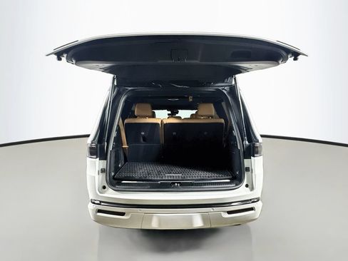 Used 2022 Jeep Grand Wagoneer Series III w/ Rear Seat Video Group 1 AWD/4WD image 39