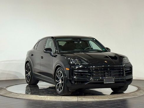 Used 2025 Porsche Cayenne Coupe AWD/4WD image 2