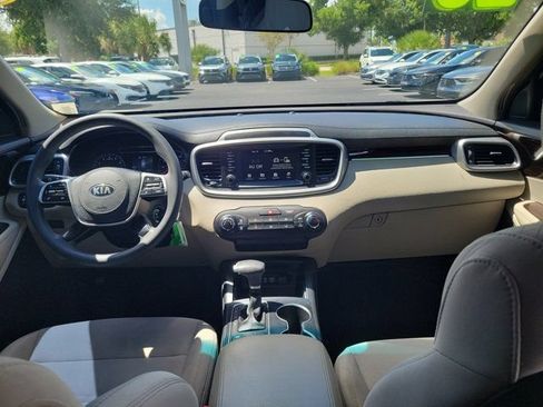 Used 2020 Kia Sorento LX FWD image 2