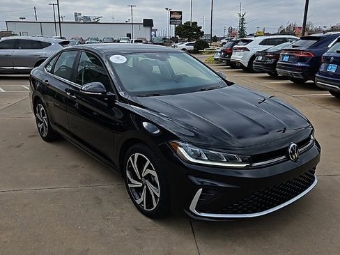 Used 2025 Volkswagen Jetta SEL image 3