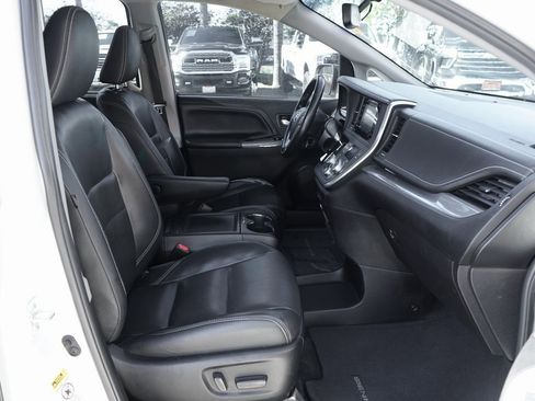 Used 2016 Toyota Sienna SE image 45