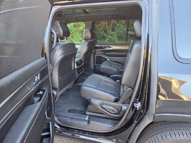 Used 2025 Jeep Wagoneer Series III w/ Premium Group I AWD/4WD image 29