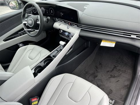New 2025 Hyundai Elantra Limited image 18