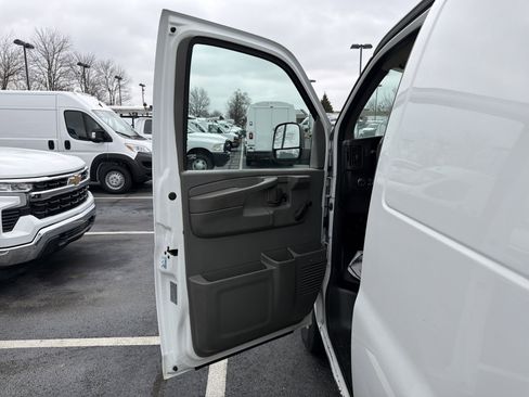 Used 2010 Chevrolet Express 2500 image 10