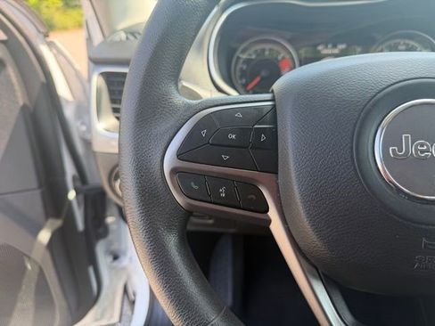 Used 2021 Jeep Cherokee Latitude FWD image 17