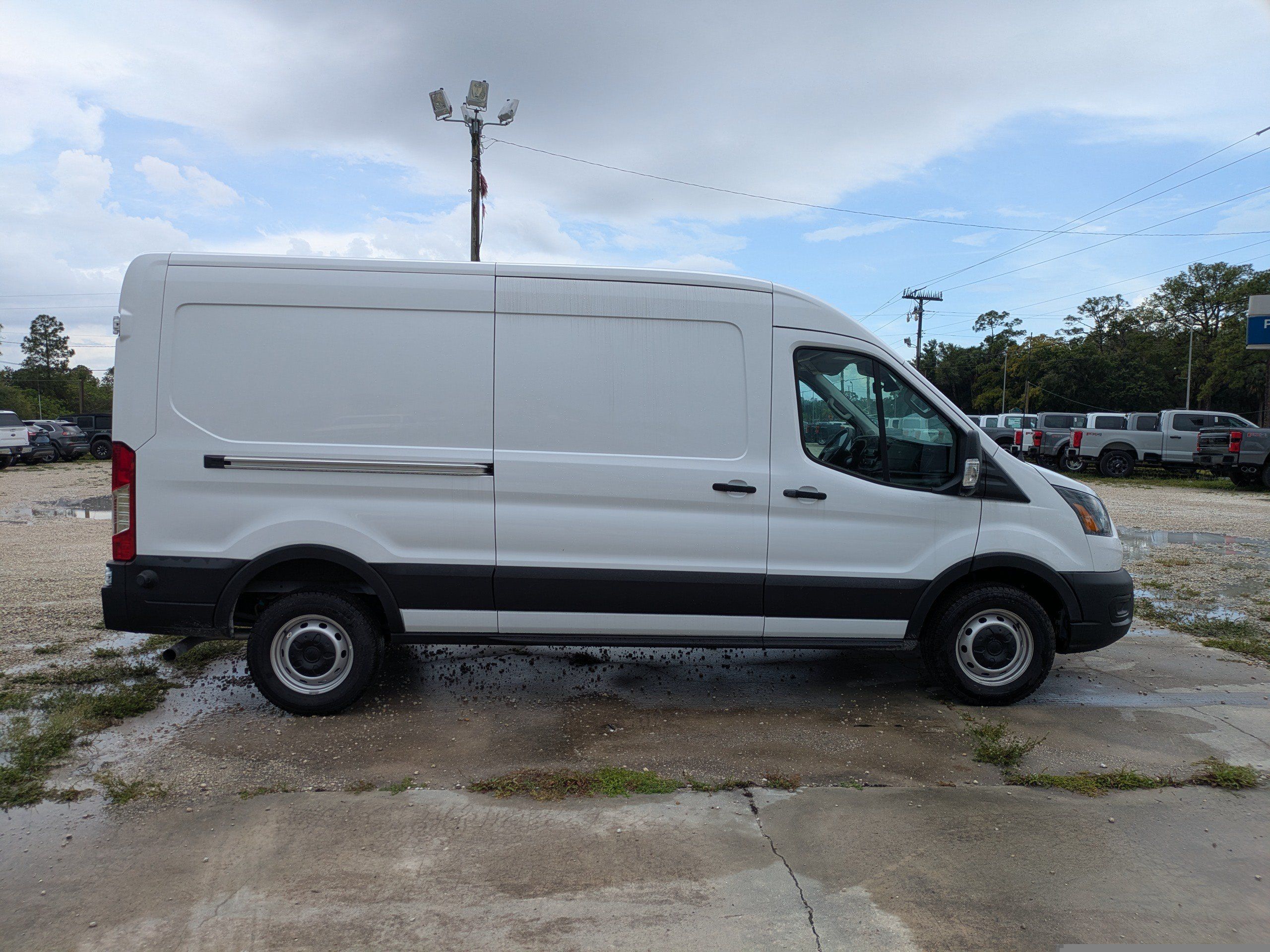 Used 2024 Ford Transit 250 148 Medium Roof RWD image 3