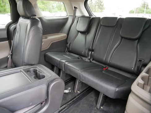 Used 2025 Kia Carnival FWD image 36