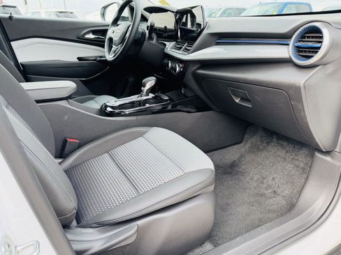 Used 2025 Chevrolet Trax LT w/ LT Convenience Package image 29