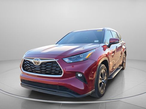 Used 2022 Toyota Highlander XLE image 2