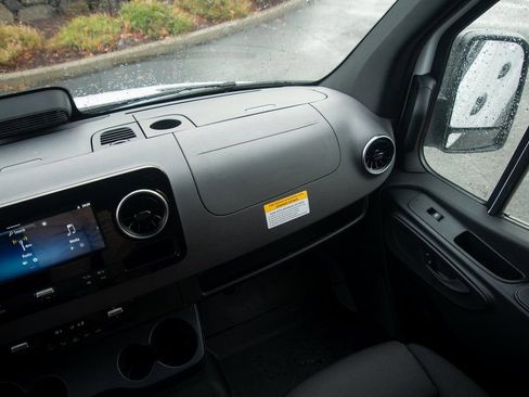 Used 2025 Mercedes-Benz Sprinter 4500 image 33