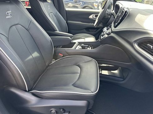 New 2026 Chrysler Pacifica Limited w/ Uconnect Theater Family Group FWD image 18