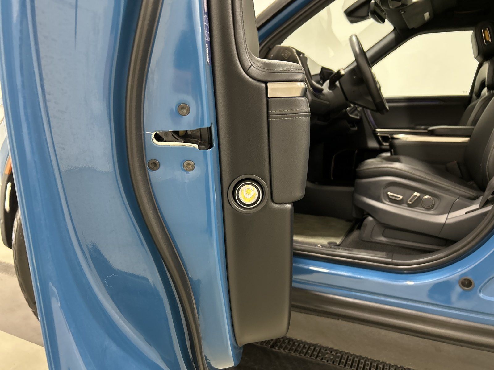 Used 2022 Rivian R1T Adventure AWD/4WD image 30