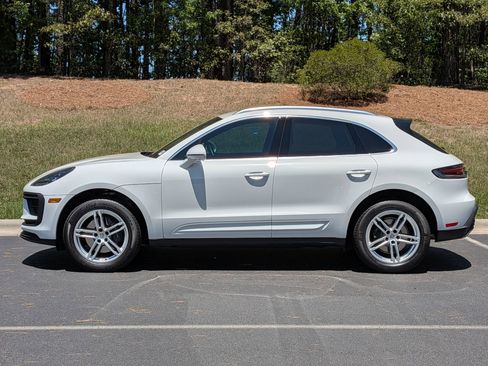 Certified 2025 Porsche Macan AWD/4WD image 2