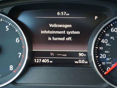 Used 2014 Volkswagen Touareg Sport image 25