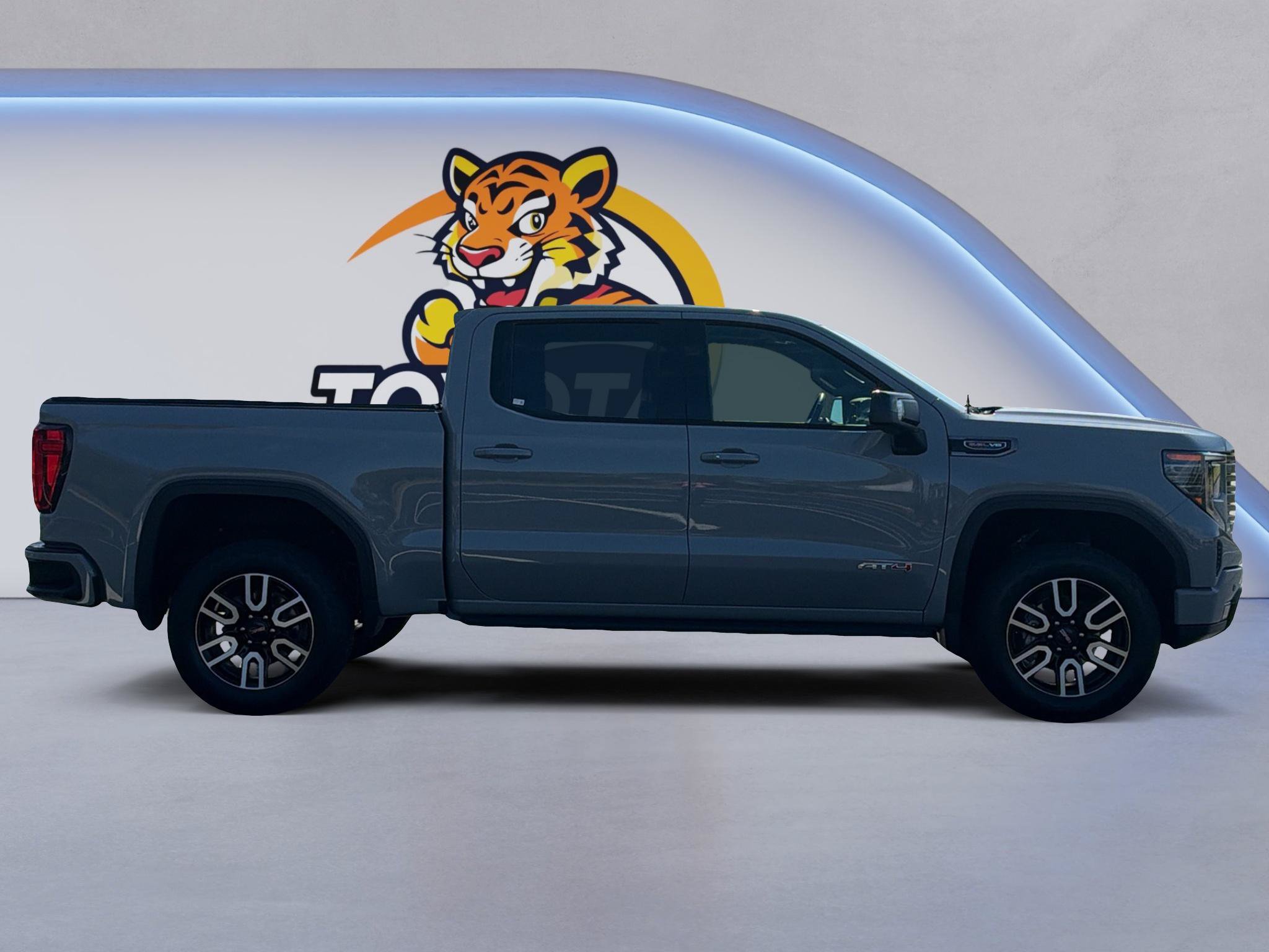 Used 2024 GMC Sierra 1500 AT4 w/ Technology Package AWD/4WD image 4