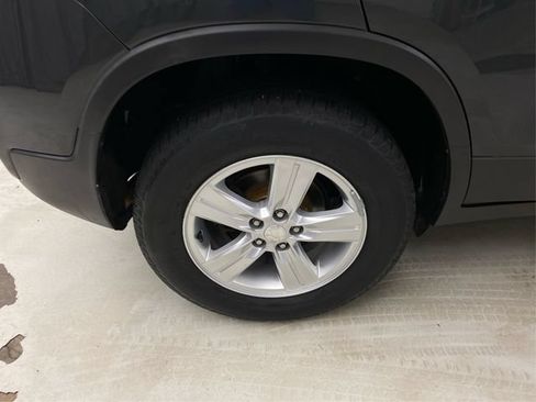 Used 2017 Chevrolet Trax LT w/ LT Convenience Package AWD/4WD image 16