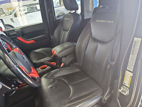 Used 2015 Jeep Wrangler Unlimited Rubicon w/ Connectivity Group AWD/4WD image 14