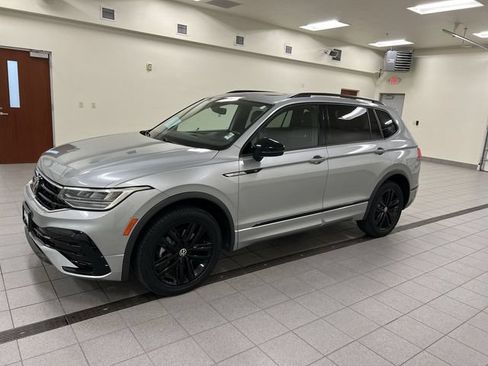 Used 2022 Volkswagen Tiguan SE R-Line AWD/4WD image 4
