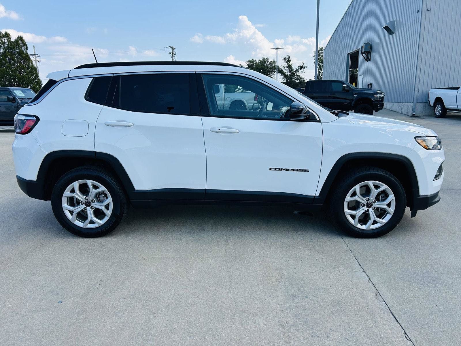 Used 2025 Jeep Compass Latitude AWD/4WD image 35