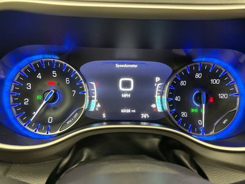 Used 2023 Chrysler Pacifica Touring-L FWD image 13