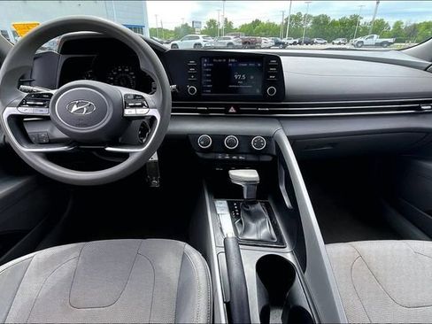 Used 2021 Hyundai Elantra SE FWD image 7
