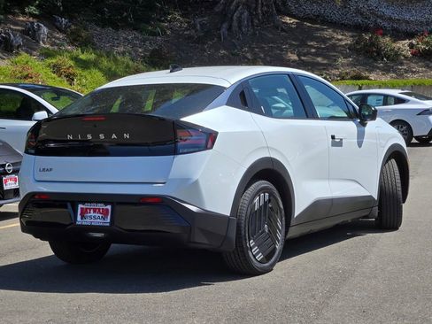 New 2026 Nissan Leaf FWD image 3