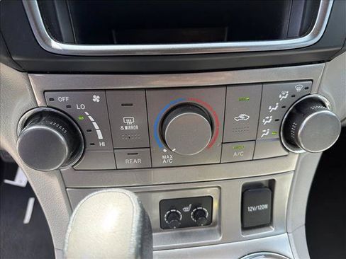 Used 2013 Toyota Highlander SE FWD image 14