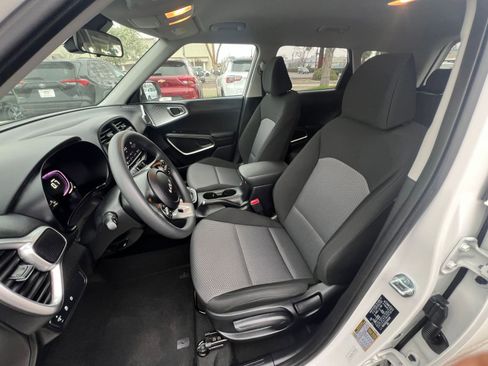 Used 2025 Kia Soul LX w/ LX Technology Package image 24