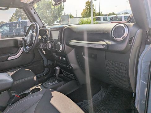 Used 2014 Jeep Wrangler Unlimited Sahara w/ Max Tow Package AWD/4WD image 31