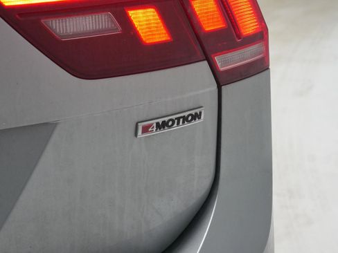 Used 2021 Volkswagen Tiguan SE R-Line image 27