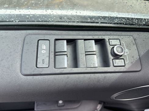 Used 2020 Land Rover Discovery SE AWD/4WD image 15