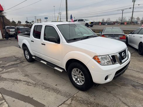Used 2018 Nissan Frontier SV image 3