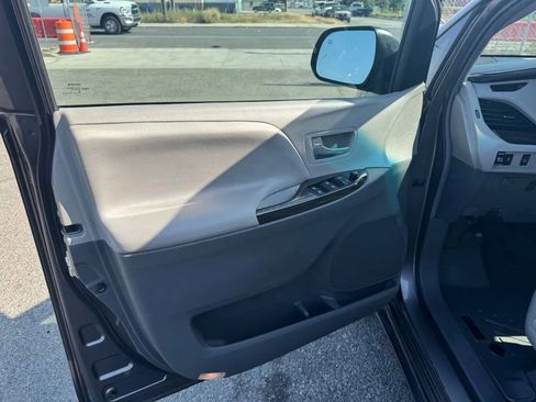 Used 2015 Toyota Sienna XLE image 18