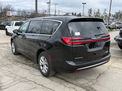 New 2026 Chrysler Pacifica Limited image 8