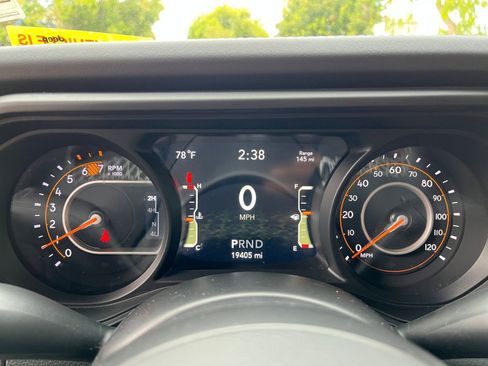 Used 2025 Jeep Wrangler Unlimited Rubicon image 39