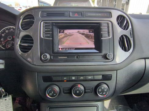 Used 2018 Volkswagen Tiguan Limited image 18