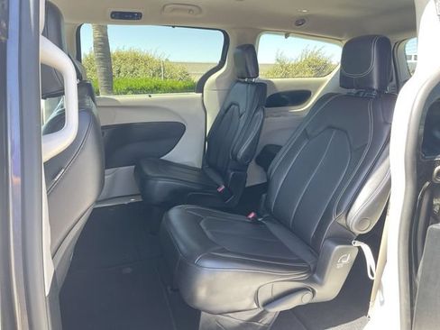 Used 2023 Chrysler Pacifica Touring-L FWD image 24